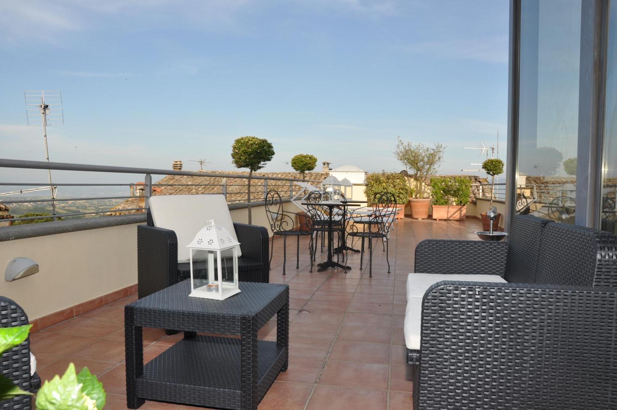 Hotel Urbano V Montefiascone Exterior photo